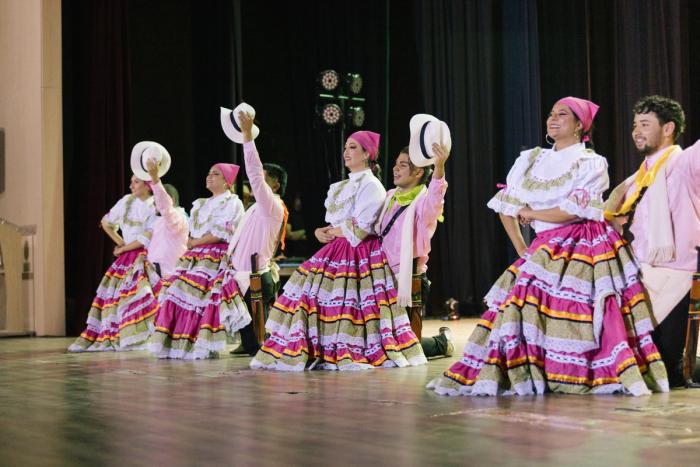 Bailarinas con traje campesino y sombrero