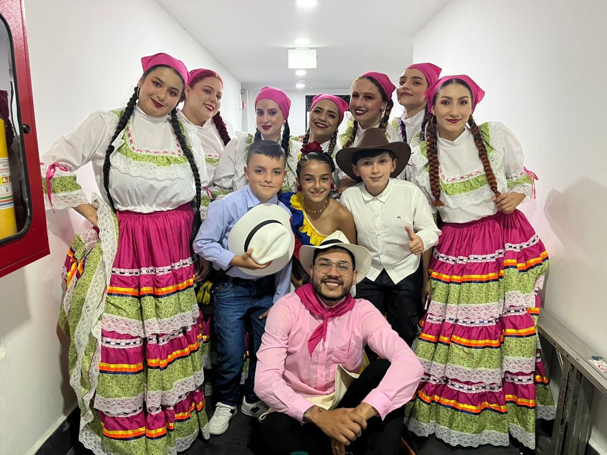 El elenco de Fuego Vivo con traje campesino detrás del escenario