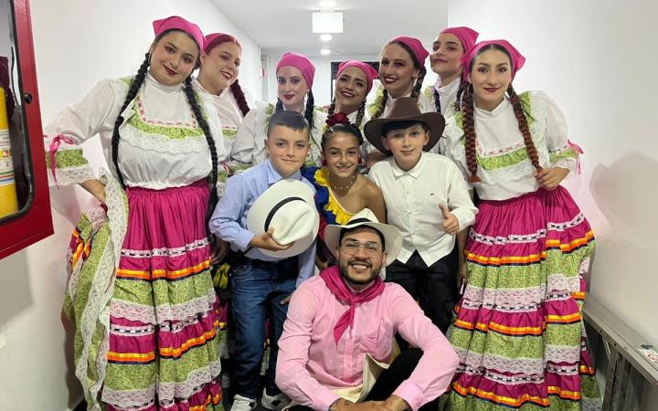 El elenco de Fuego Vivo con traje campesino detrás del escenario