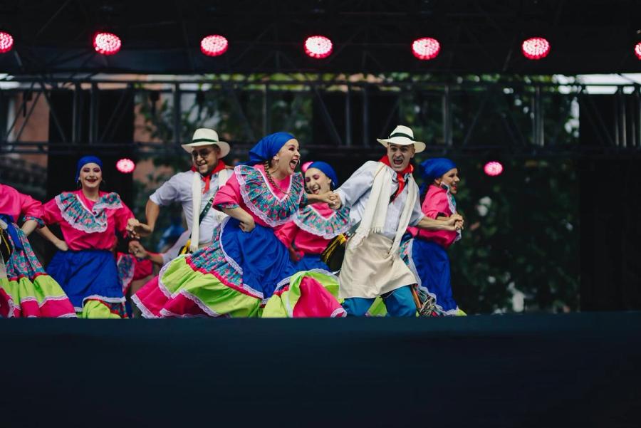 Grupo de bailarines en la tarima