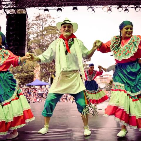 Pareja campesina con falda verde y pañuelo rojo