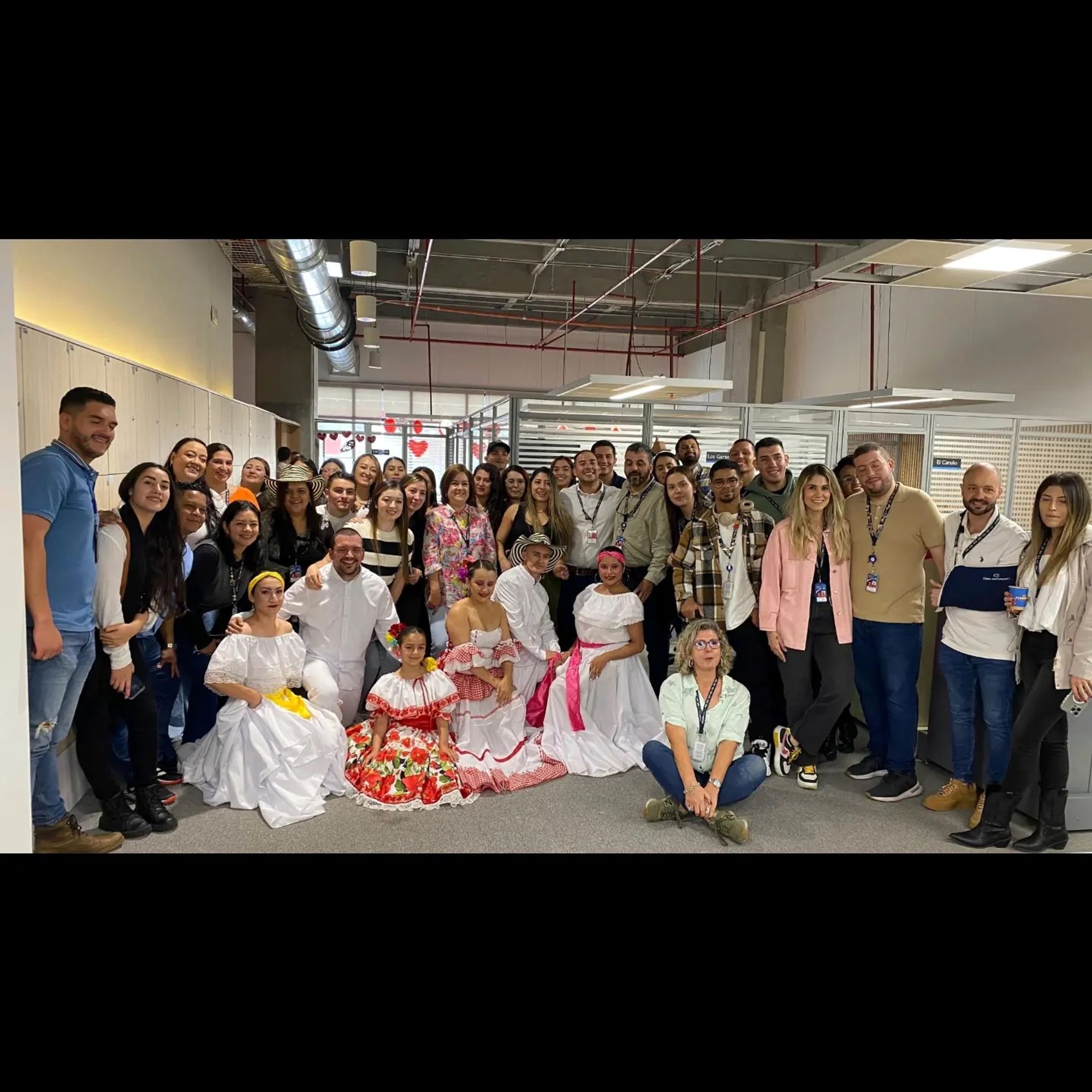 Foto grupal del elenco con el equipo de Airplan en el aeropuerto