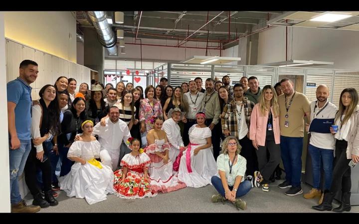 Foto grupal del elenco con el equipo de Airplan en el aeropuerto