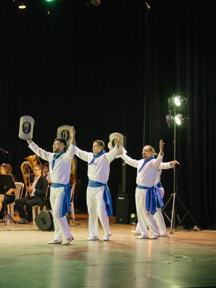 Bailarines de blanco con faja azul y sombrero
