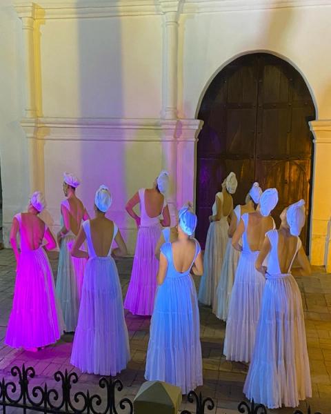 Bailarinas de espaldas frente a la puerta de la capilla