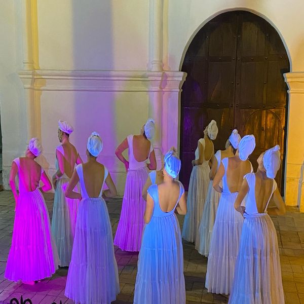 Bailarinas de espaldas frente a la puerta de la capilla