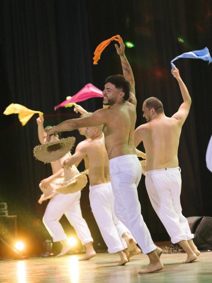 Bailarines agitando pañuelos de colores