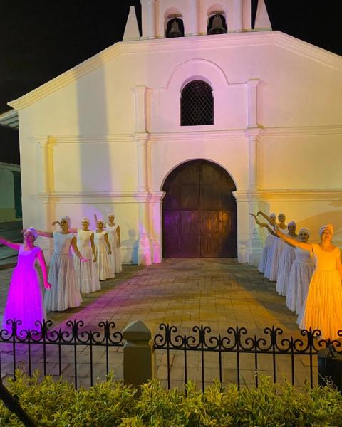 Bailarinas alineadas frente a la capilla