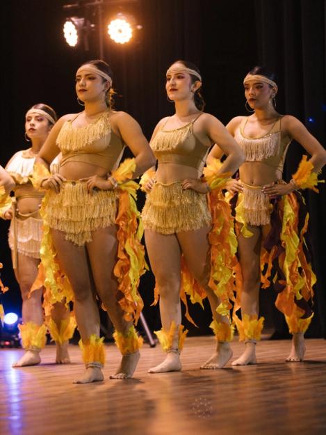 Tres bailarinas con vestuario de llamas