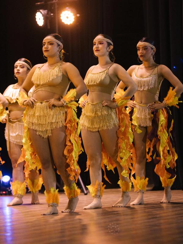 Tres bailarinas con vestuario de llamas
