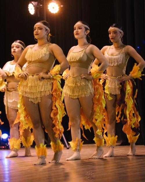 Tres bailarinas con vestuario de llamas