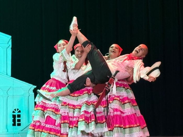 Bailarinas levantando a un bailarín