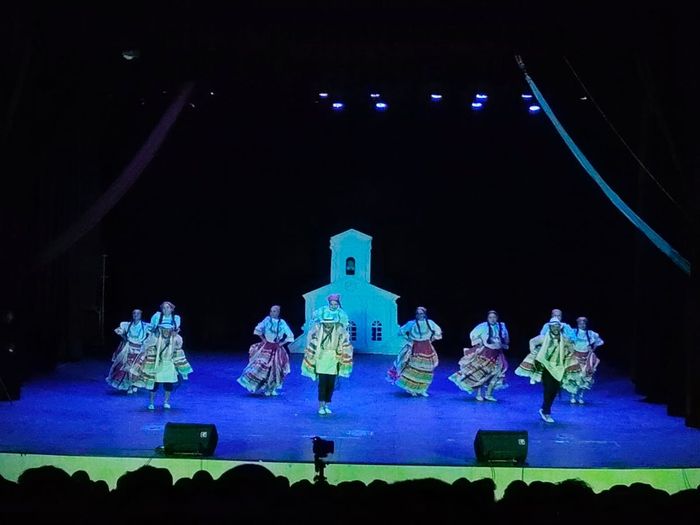 Vista del escenario iluminado de azul
