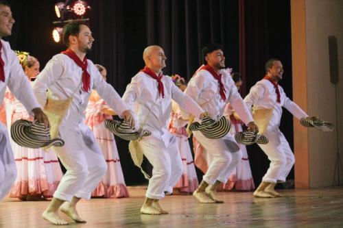 Bailarines con sombrero vueltiao y pañuelo rojo