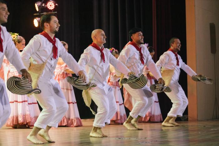 Bailarines con sombrero vueltiao y pañuelo rojo