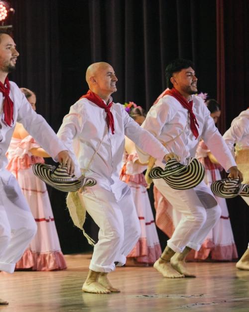 Bailarines con sombrero vueltiao y pañuelo rojo