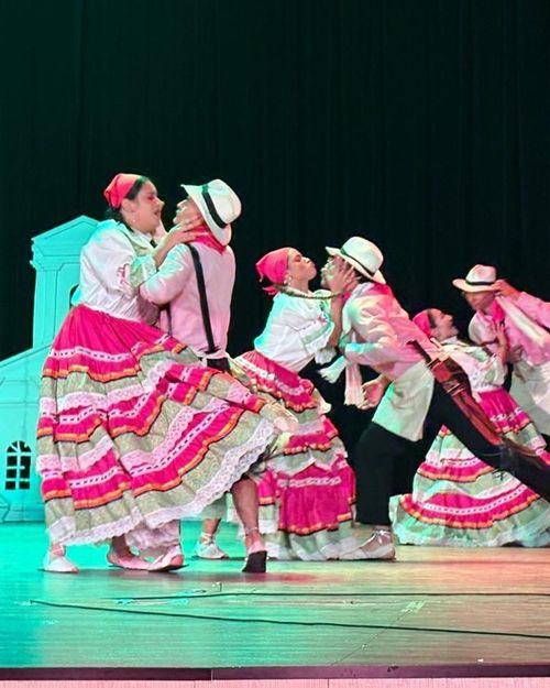 Parejas con traje campesino en escena