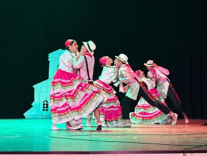 Parejas con traje campesino en escena