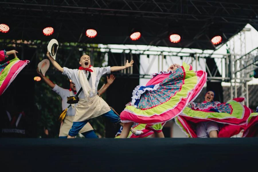 Bailarín saltando entre polleras abiertas