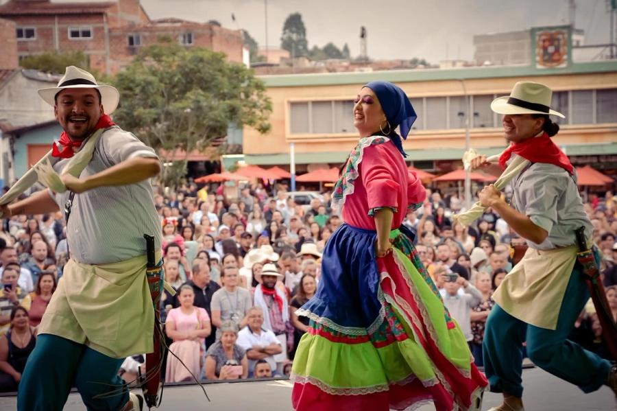 Pareja bailando con el parque lleno de público al fondo