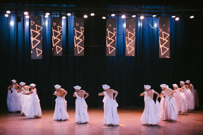 Bailarines de blanco en formación