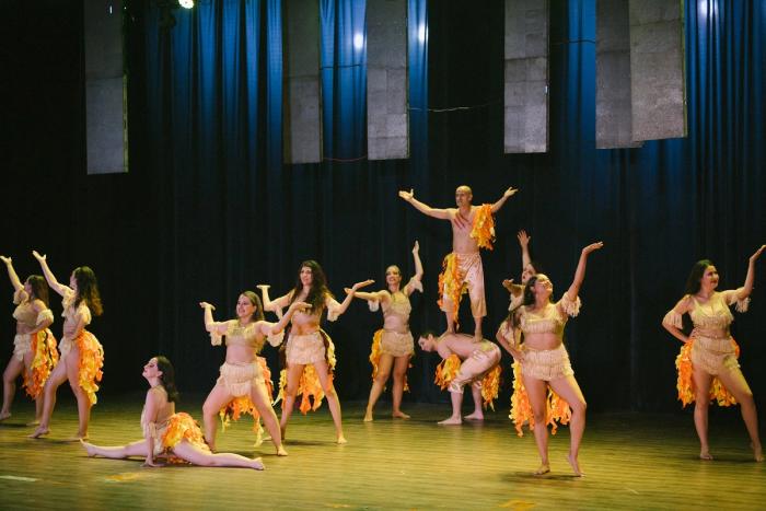 Bailarinas con vestuario de fuego en distintas posturas