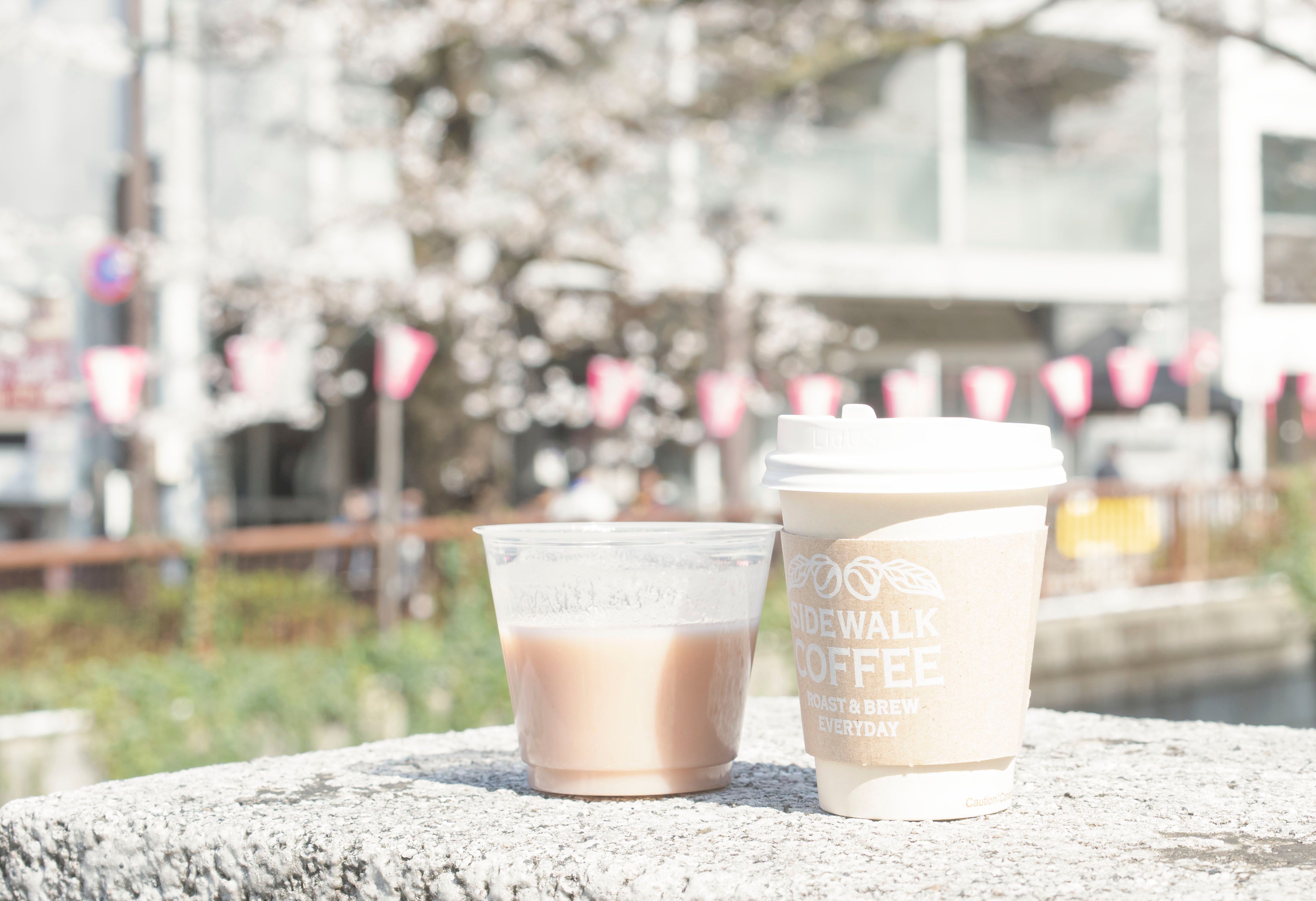 SIDEWALK COFFEE STANDで桜とともに楽しむドリンクとヴィーガンスイーツのカフェ体験