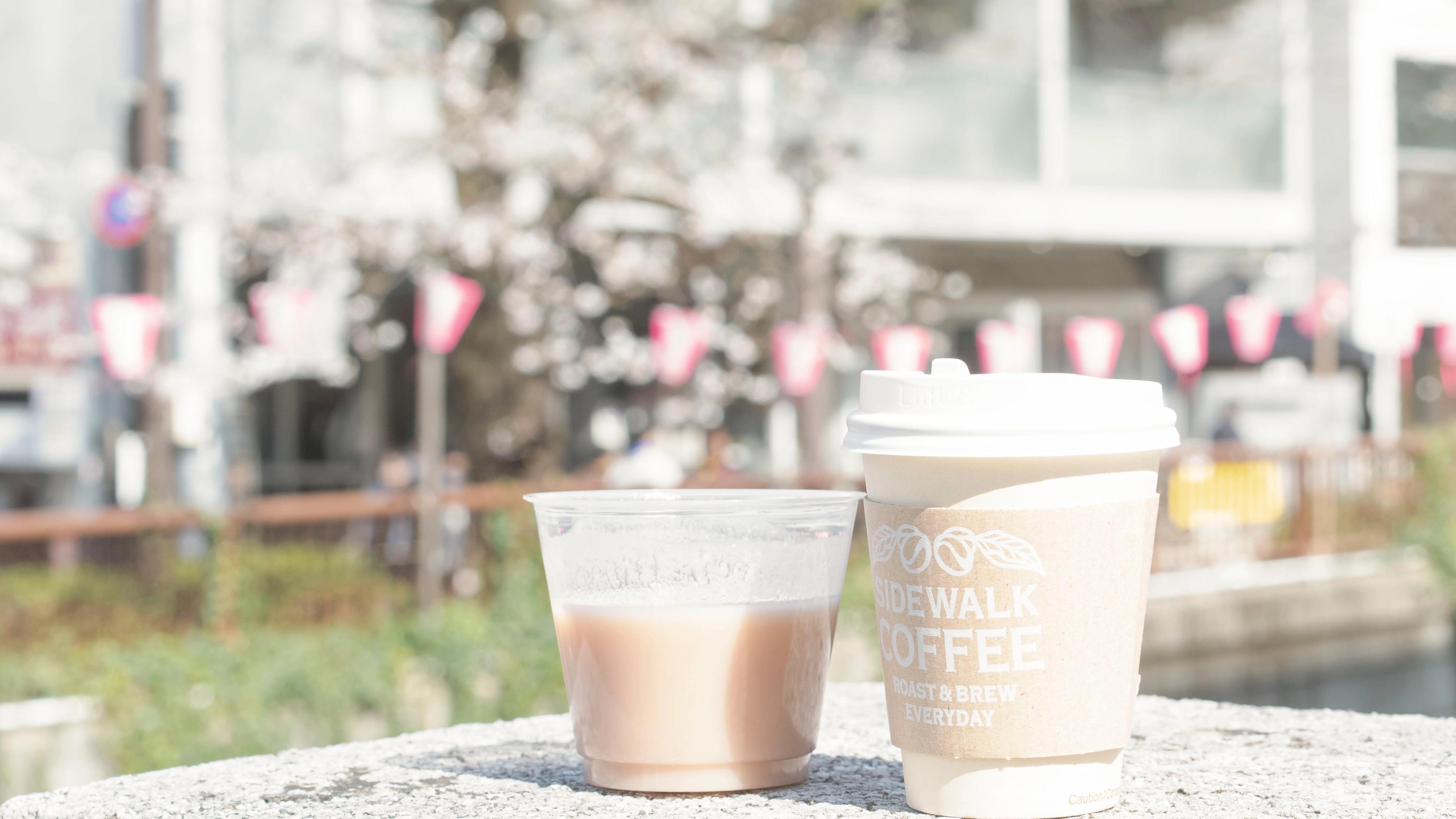 SIDEWALK COFFEE STANDで桜とともに楽しむドリンクとヴィーガンスイーツのカフェ体験