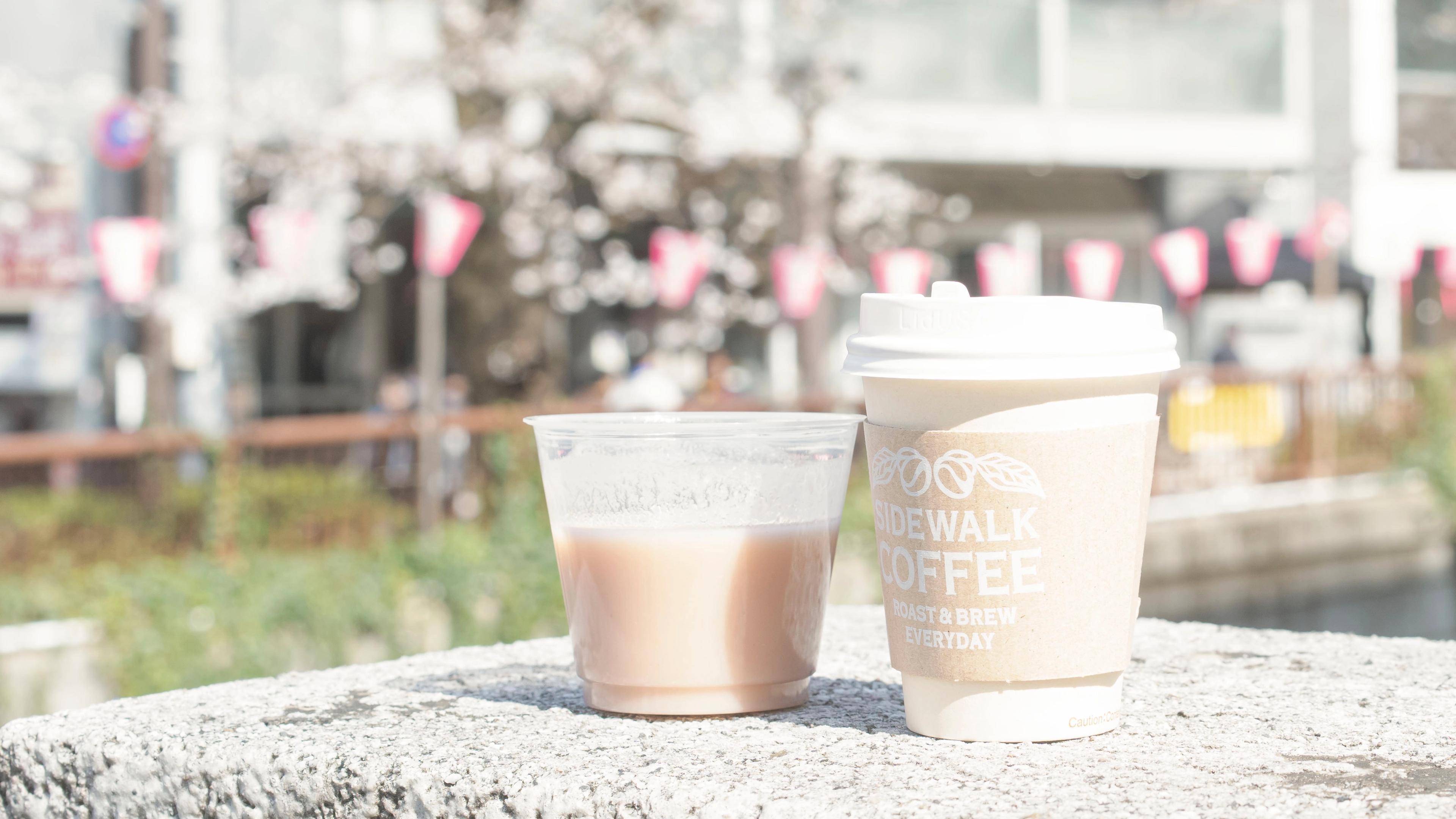 SIDEWALK COFFEE STANDで桜とともに楽しむドリンクとヴィーガンスイーツのカフェ体験