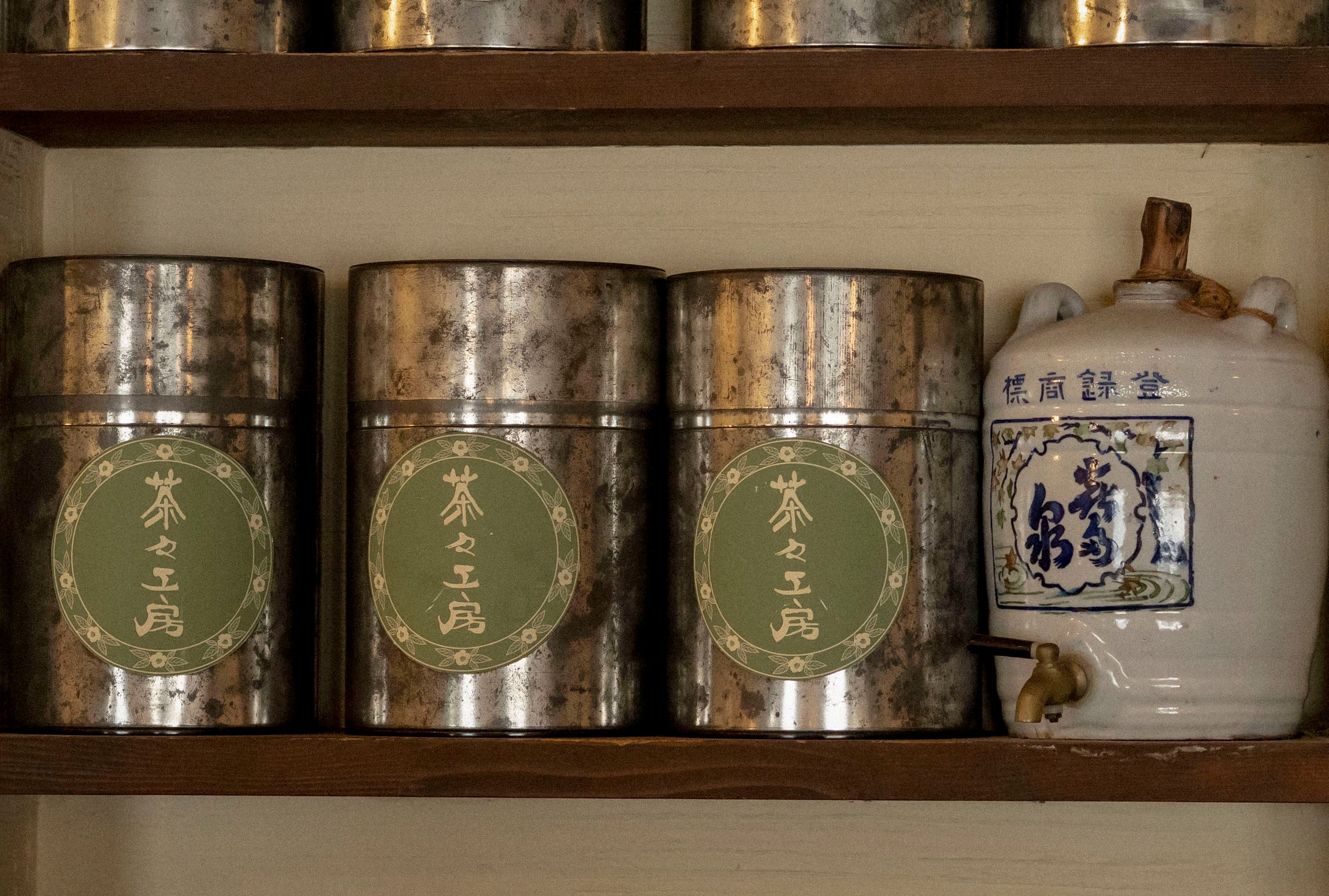日本茶カフェ茶々工房の店内に並ぶ茶葉
