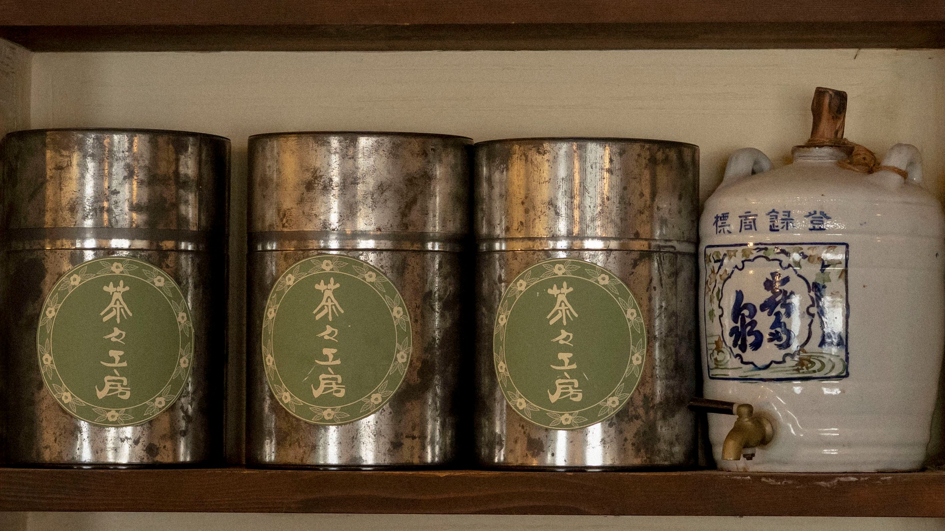日本茶カフェ茶々工房の店内に並ぶ茶葉