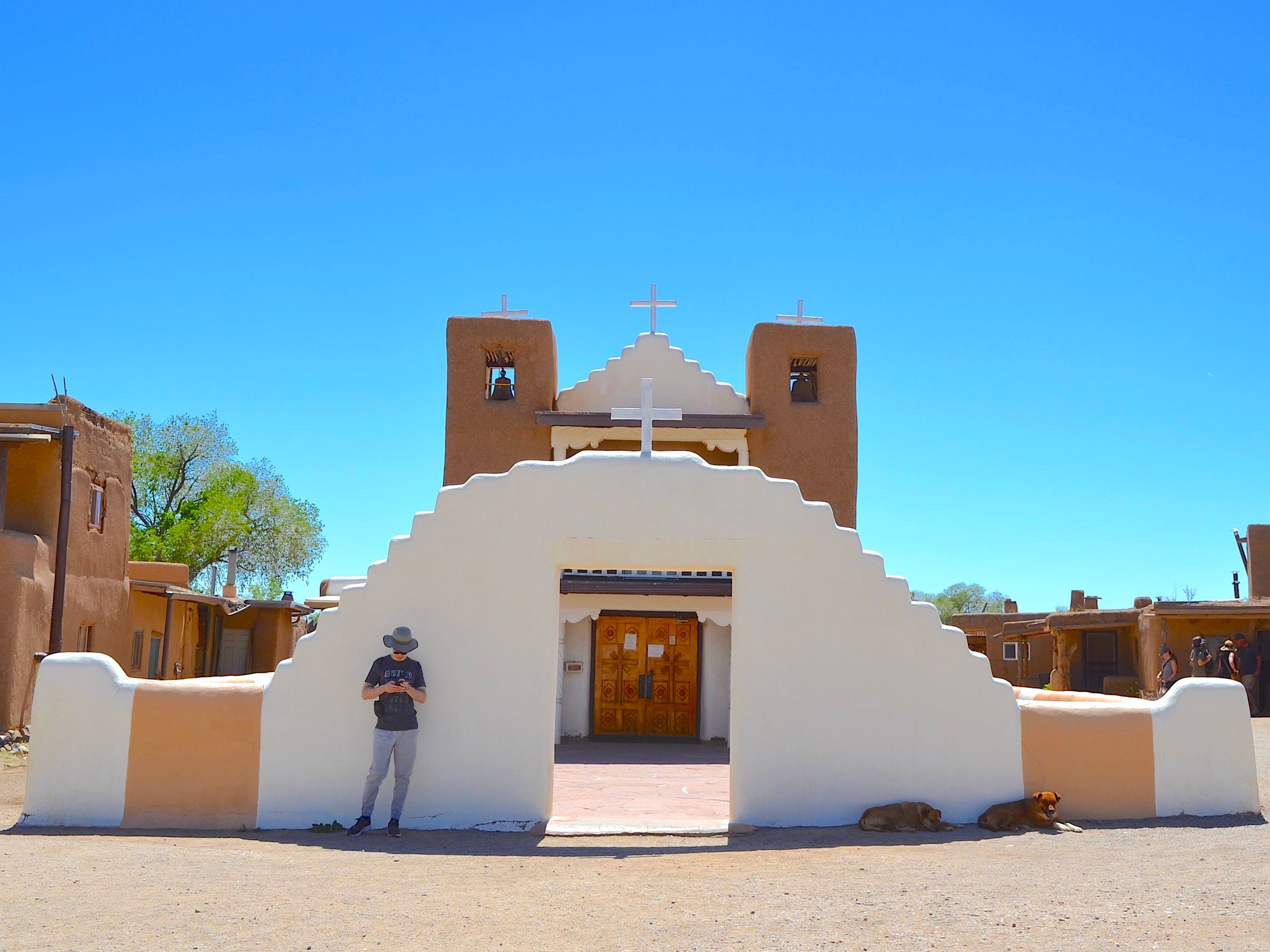 タオス・プエブロにあるサン・ジェロニモ教会の外観と青い空