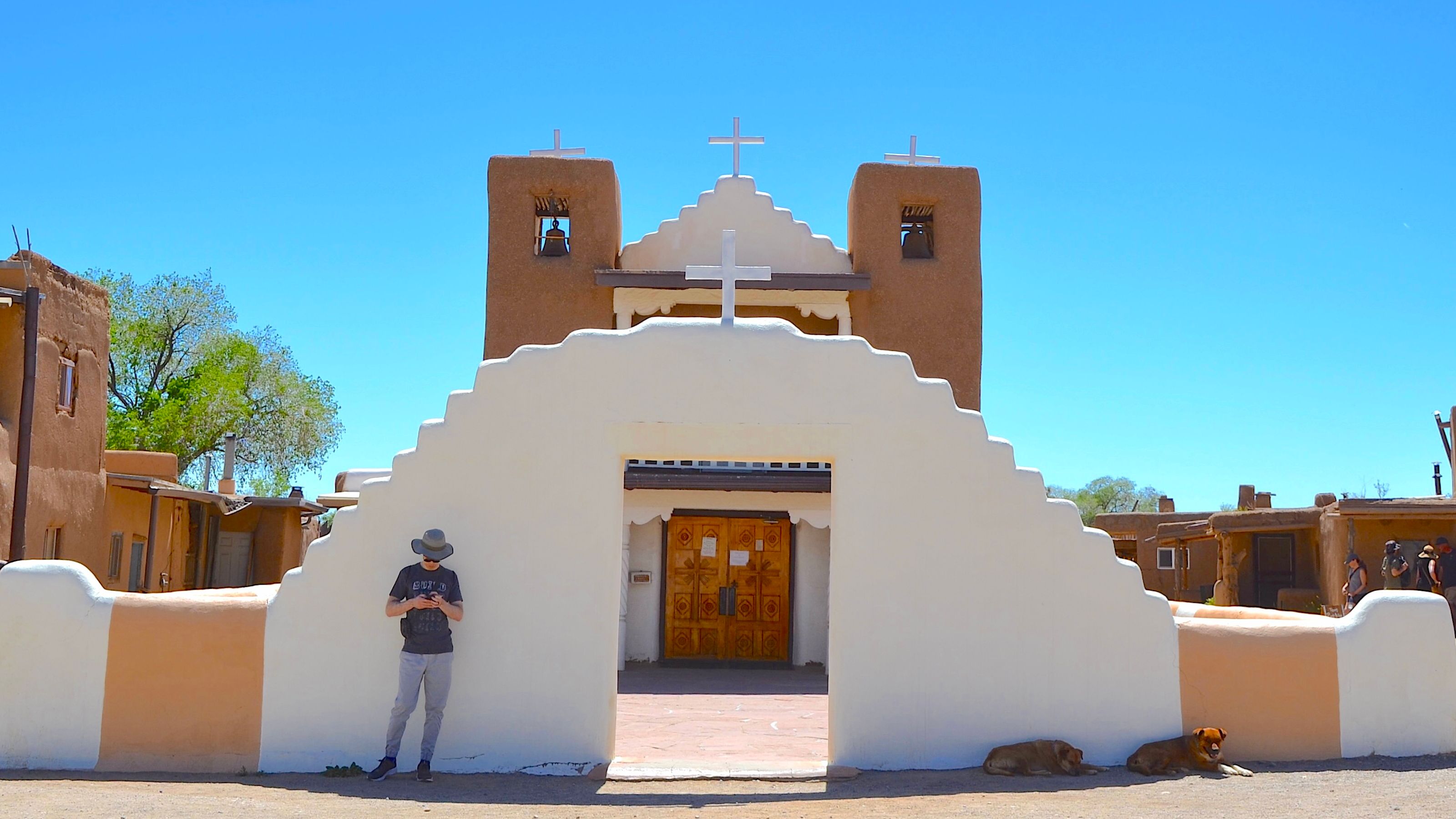 タオス・プエブロにあるサン・ジェロニモ教会の外観と青い空