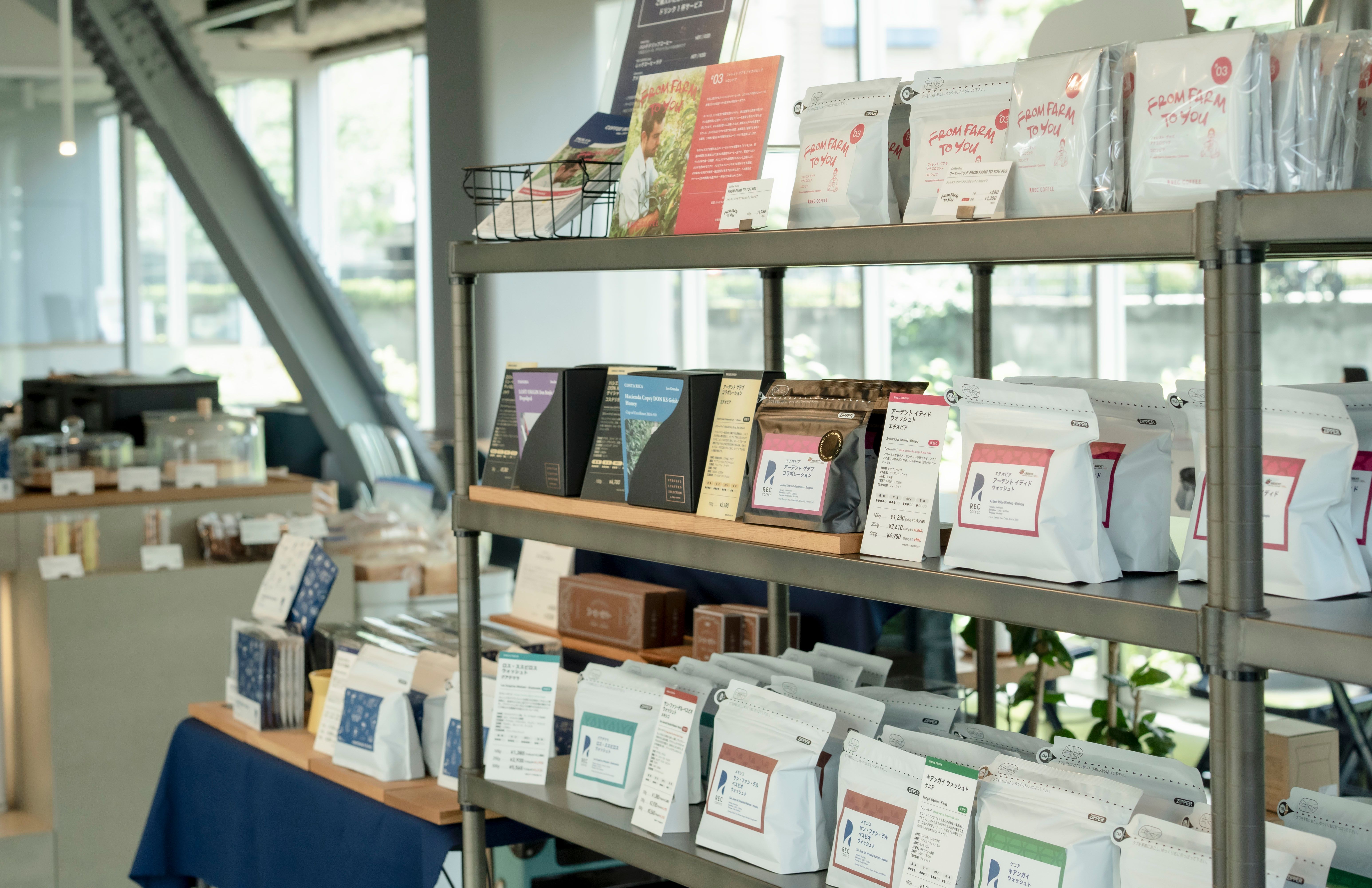 REC COFFEE 水道橋店のこだわりのコーヒー豆が並ぶ店内