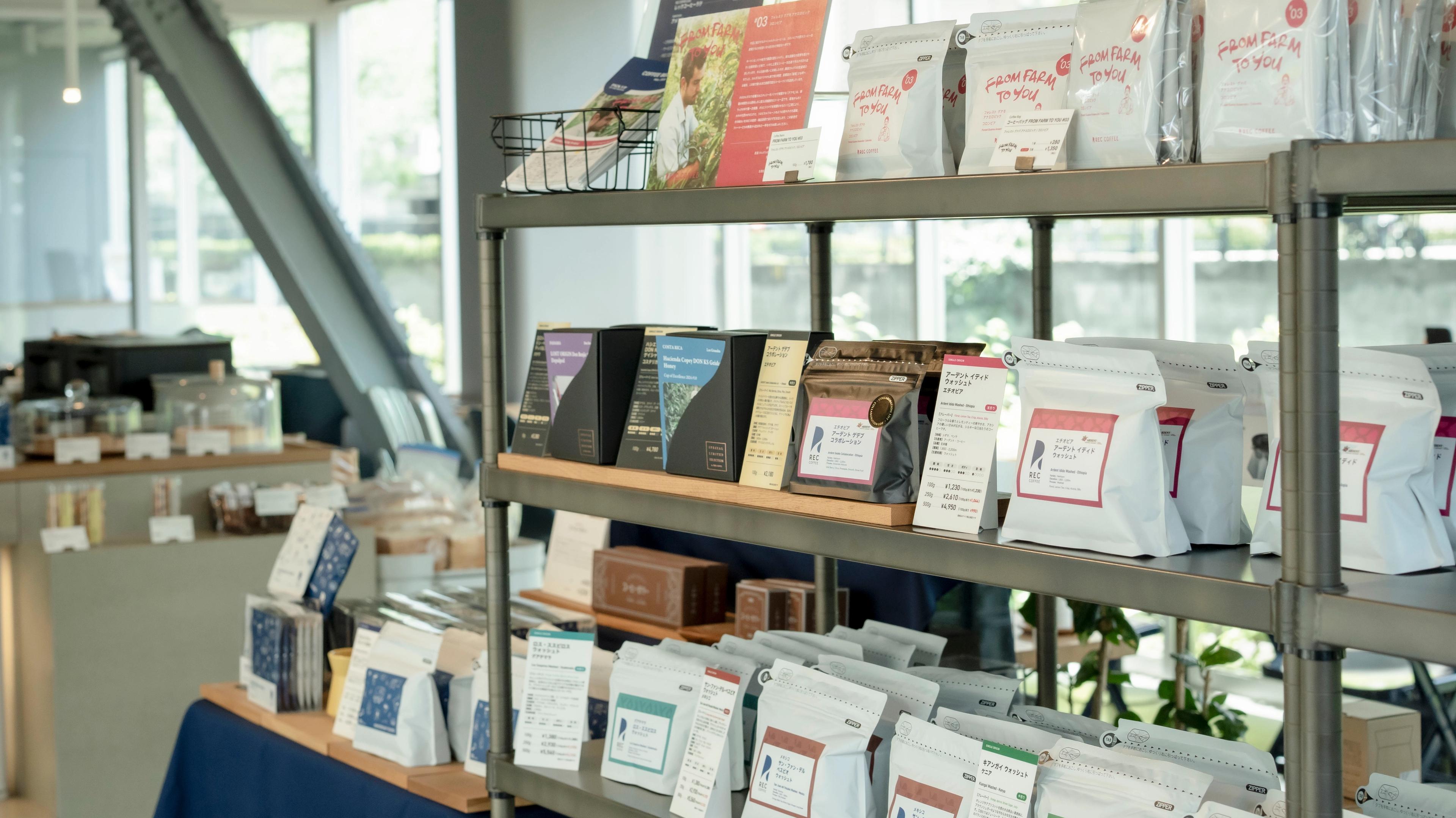 REC COFFEE 水道橋店のこだわりのコーヒー豆が並ぶ店内