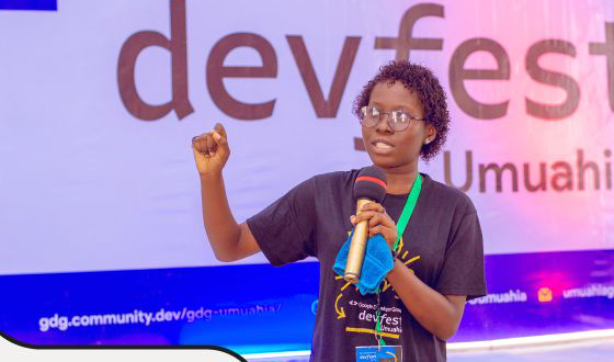 Speaker presentando en el escenario de un DevFest anterior