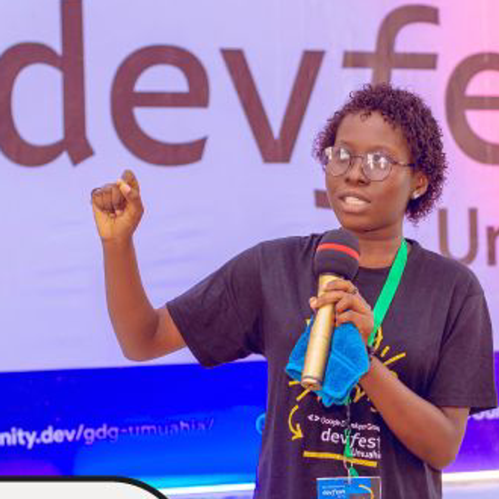 Speaker presentando en el escenario de un DevFest anterior