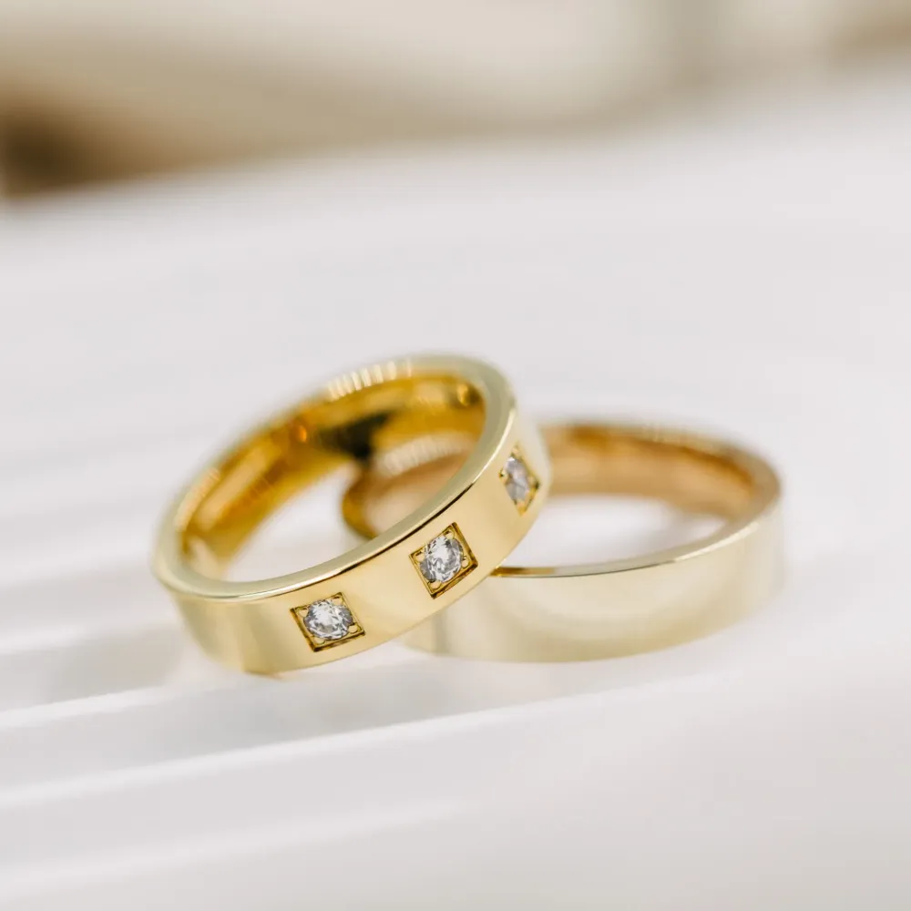 To gifteringer i gult gull. Den ene har diamanter