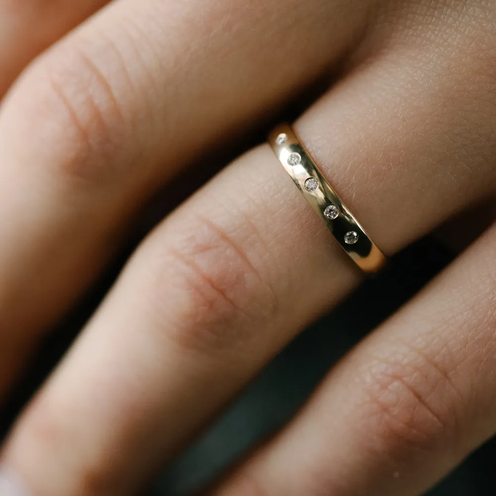 Giftering i gult gull med 5 ekstra diamanter
