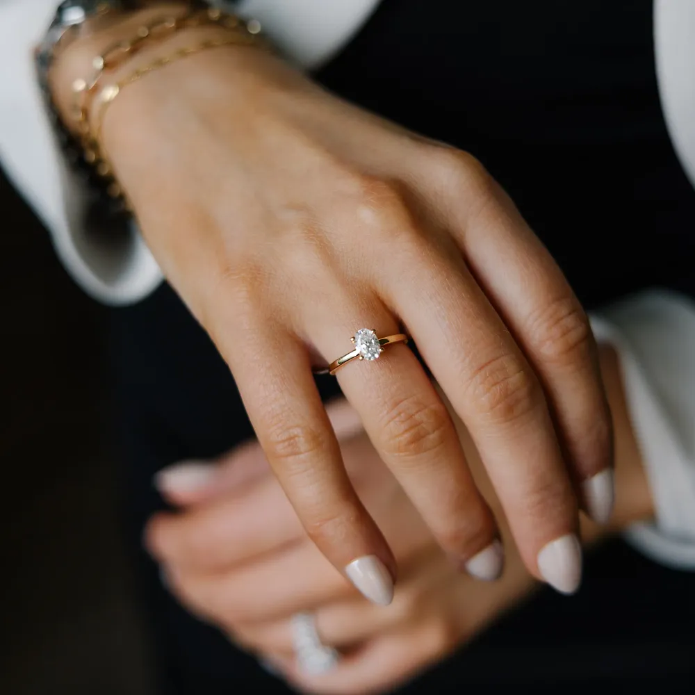 Juliett gullring med moissanite