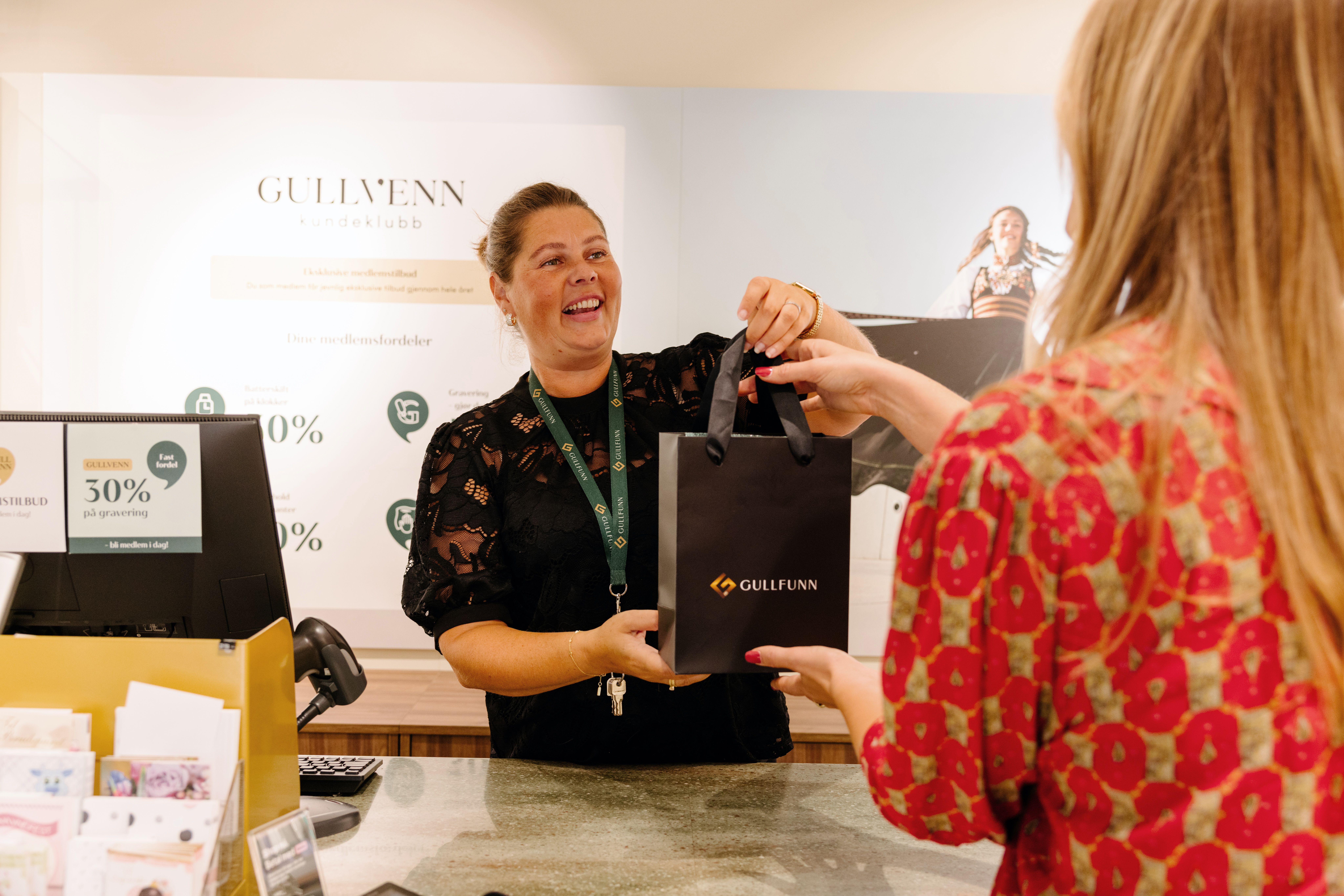 Ida hjelper kunder i butikken på Gullfunn Down Town