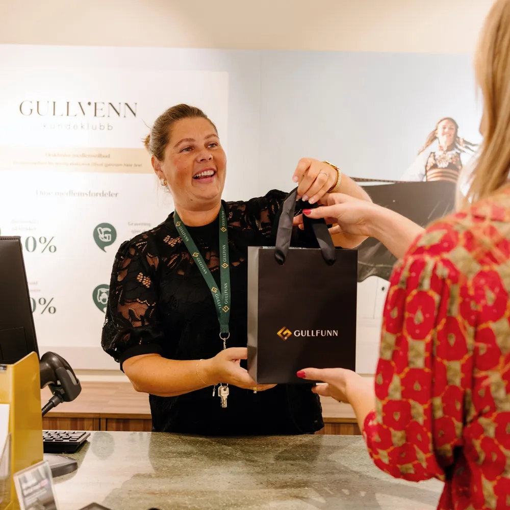 Ida hjelper kunder i butikken på Gullfunn Down Town