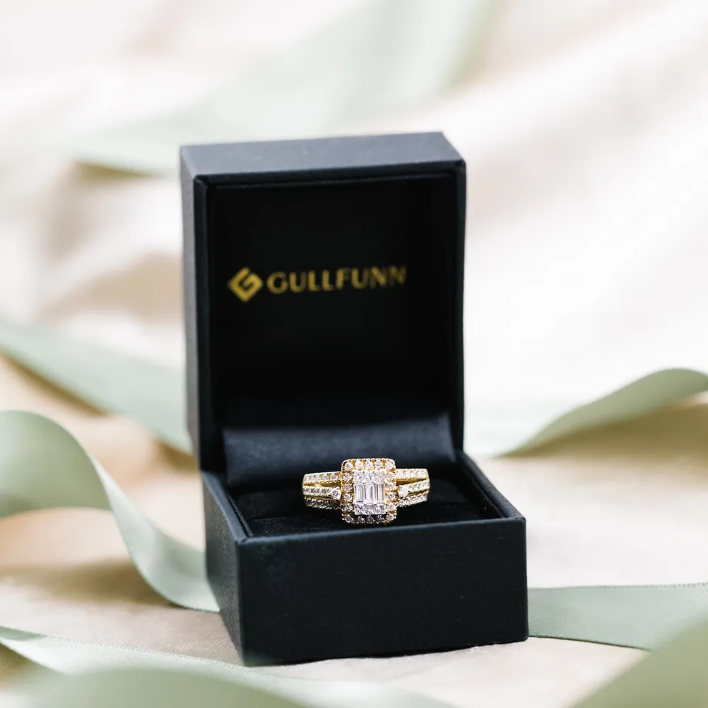 En forlovelsesring med diamanter