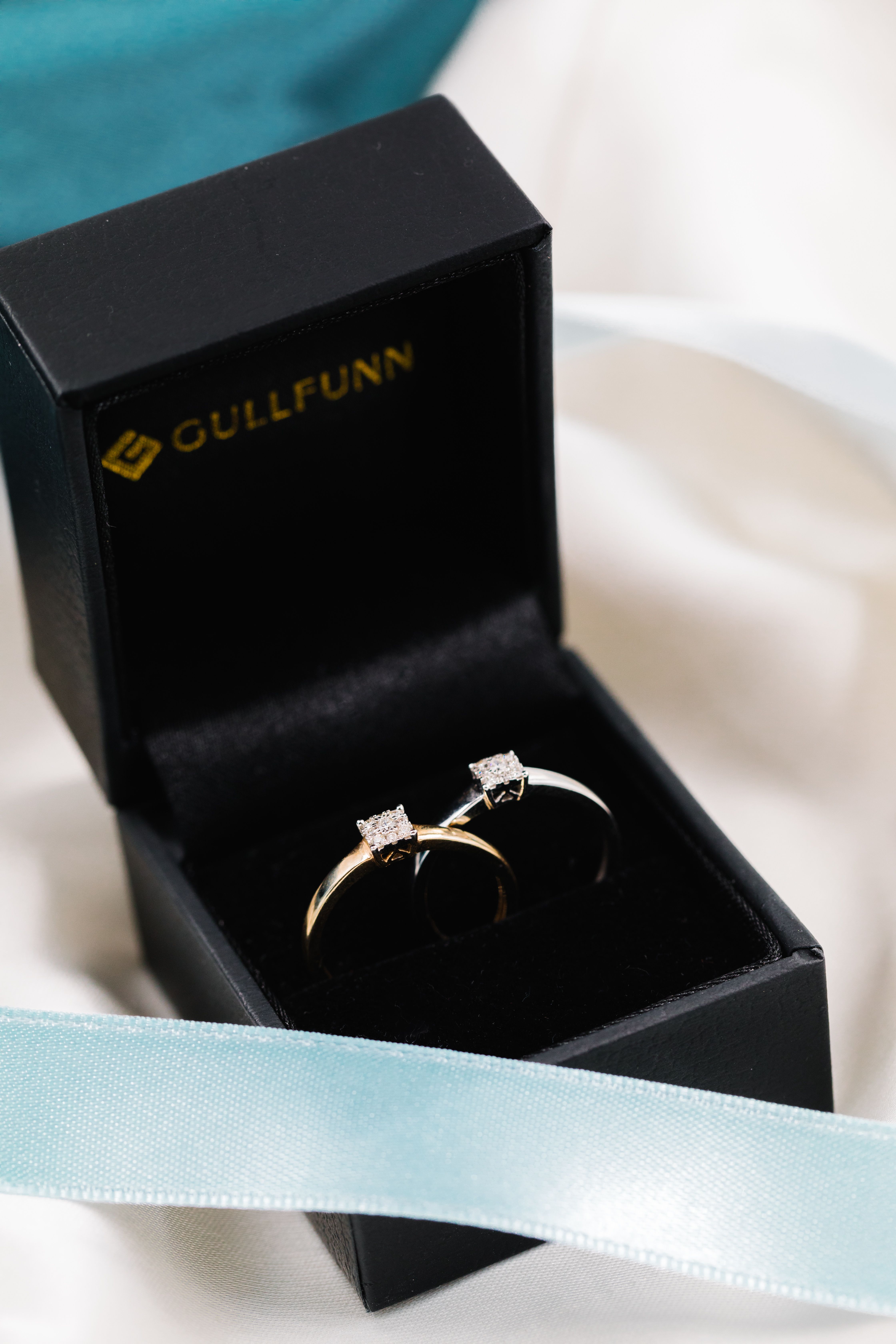 Lilly diamantring i hvitt gull og gult gull i etui fra Gullfunn