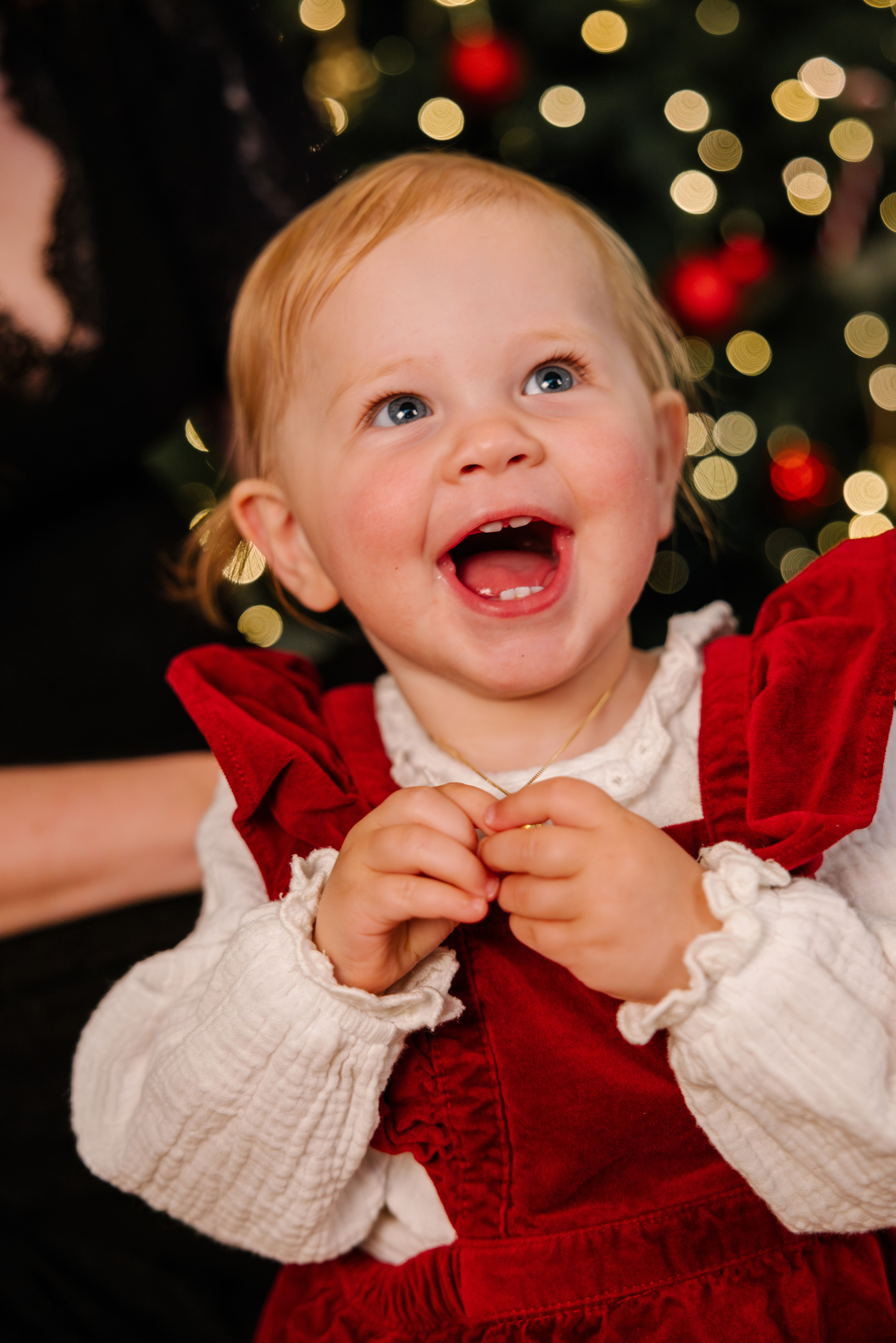 Liten jente med julegave fra Gullfunn