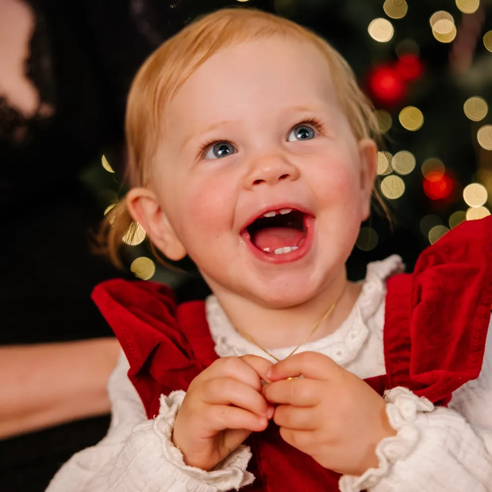 Liten jente med julegave fra Gullfunn