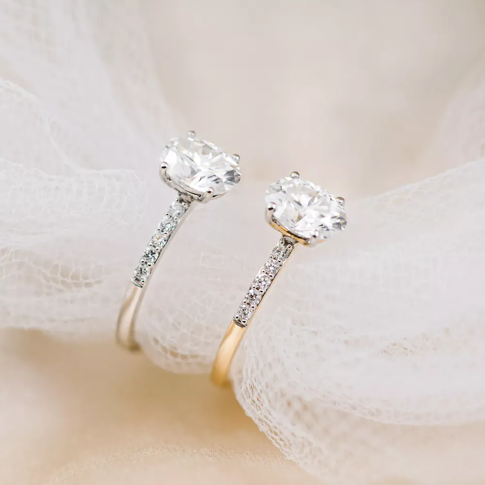 Julie diamantringer med moissanite