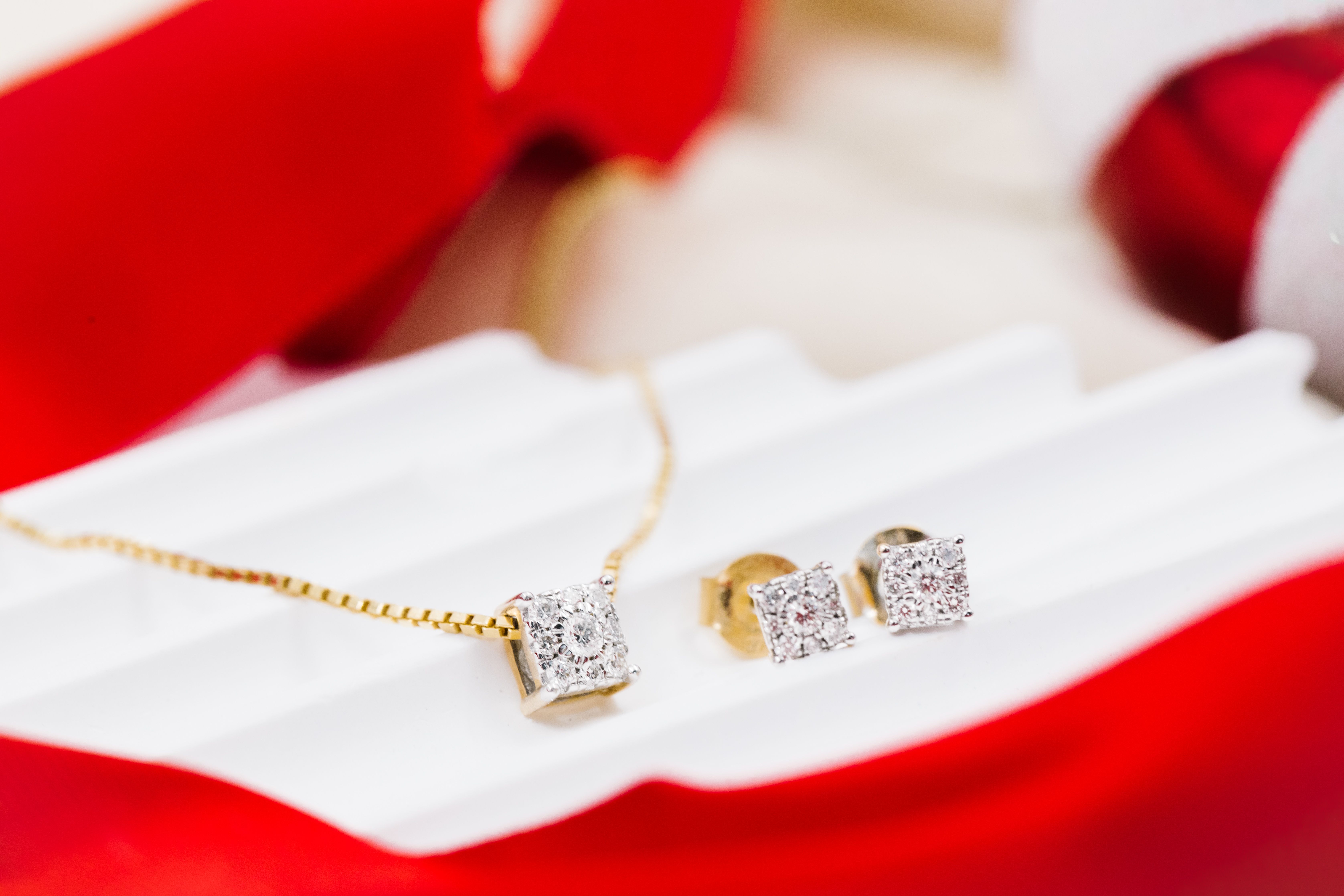 Line smykkeserie i gult gull og diamanter