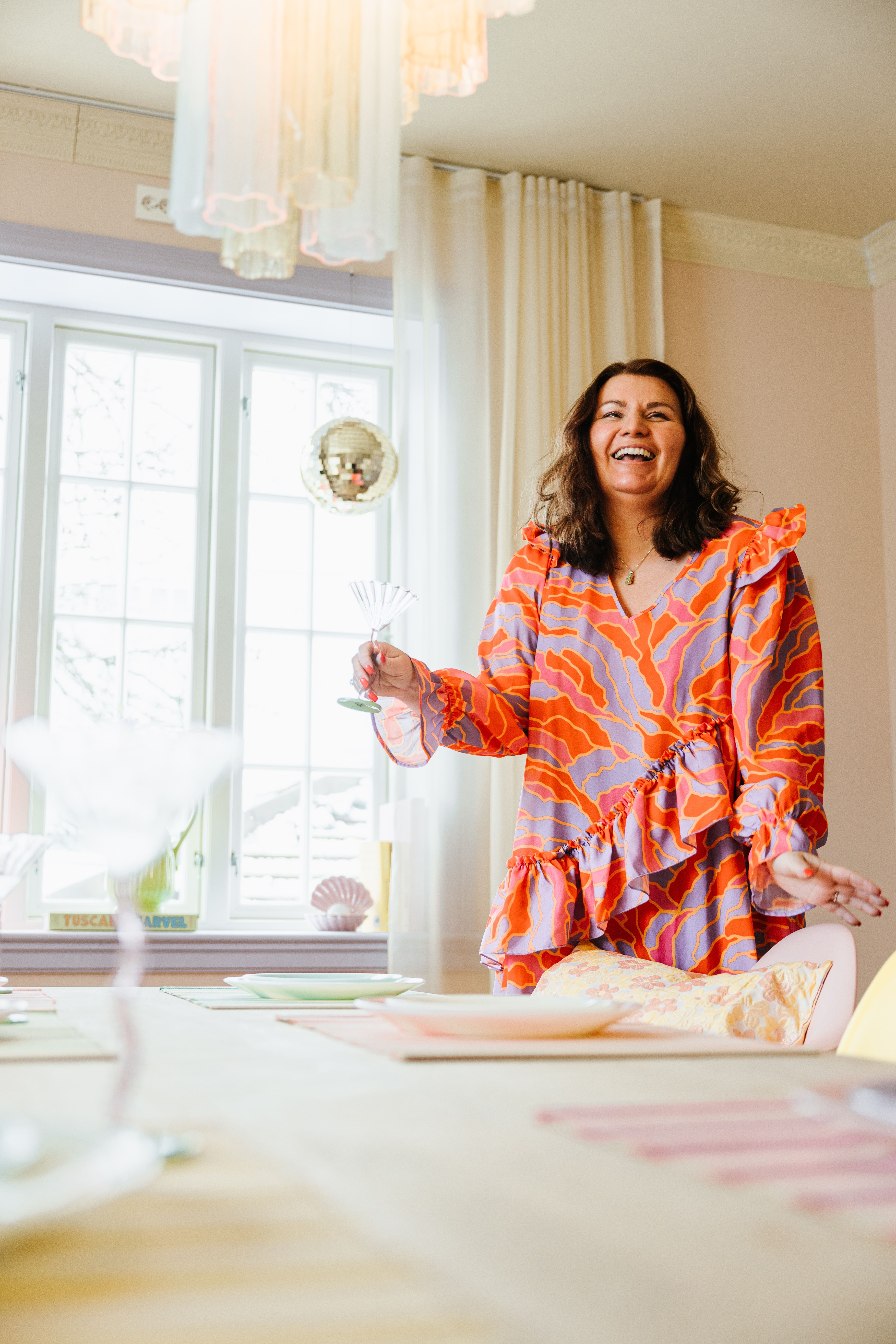 Kine Vinje pynter festbordet