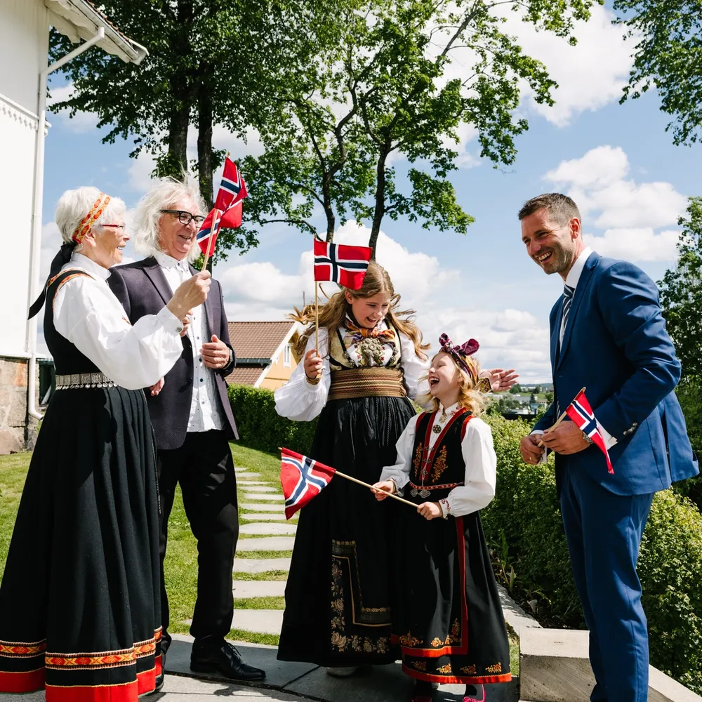 Barn og voksne som feirer 17. mai